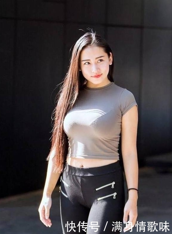 小蛮|身材凹凸有致的小妹妹搭配打底裤,秀出纤细大长腿,尽显小蛮腰