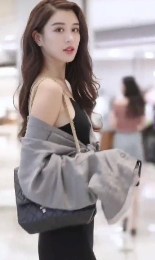 性感|少妇的带连衣裙搭配灰色外套,大胆秀出性感身材,真是够迷人
