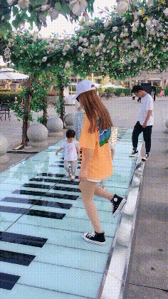 |搞笑GIF:坐地铁时对面坐着一位漂亮的外国妹子,我要搭讪吗