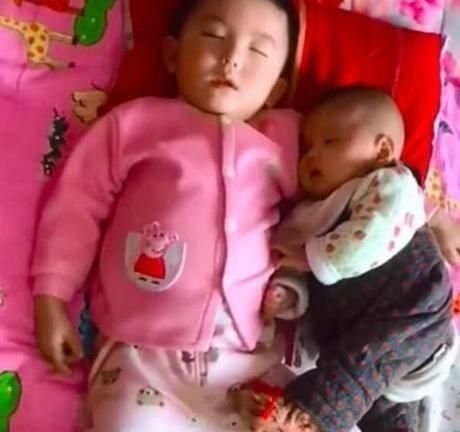 小宝|妈妈在做饭，4岁哥哥陪1岁弟弟睡觉，网友看你还敢不敢生二胎