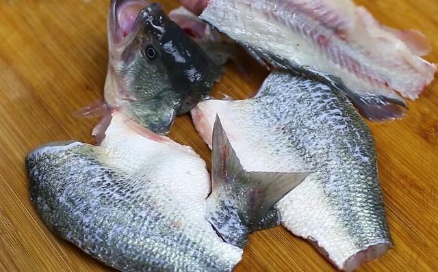 清蒸鲈鱼，记住不要放盐，诀窍告诉你，鱼肉鲜嫩好吃，不腥不柴