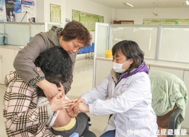 宝宝|笑喷!戏精小宝宝每次去打预防针,就装睡叫不醒,护士一针见效