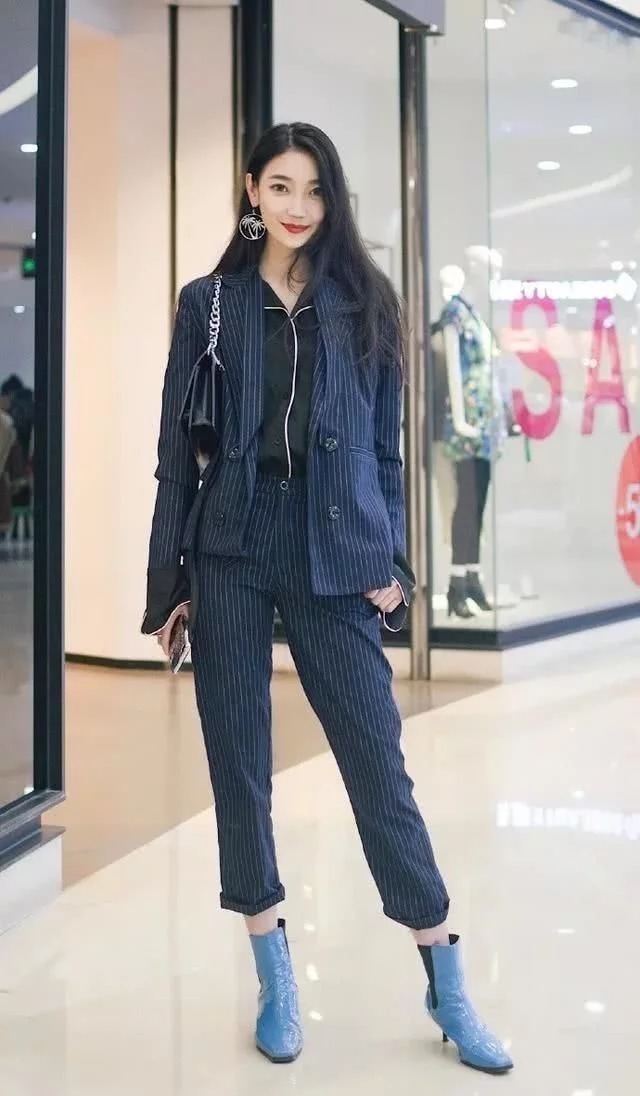 街拍:小姐姐搭配非常简单,戴了一副墨镜,显得很有范儿