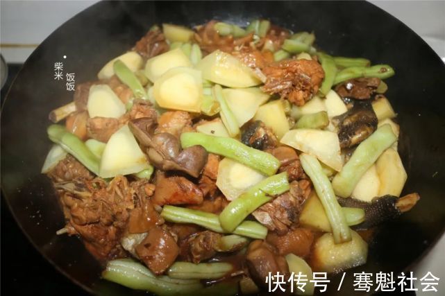 一顿饭|这道炖菜,我家常做,四种食材一锅出,一顿饭一个菜就够了