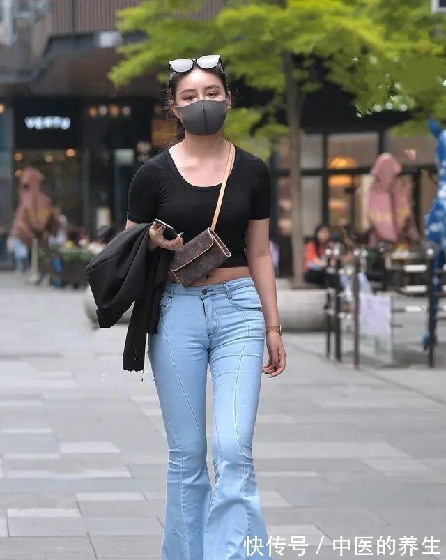 露脐上衣 黑色紧身露脐上衣搭配蓝色喇叭打底裤,提升气质,拉长身材的比例!