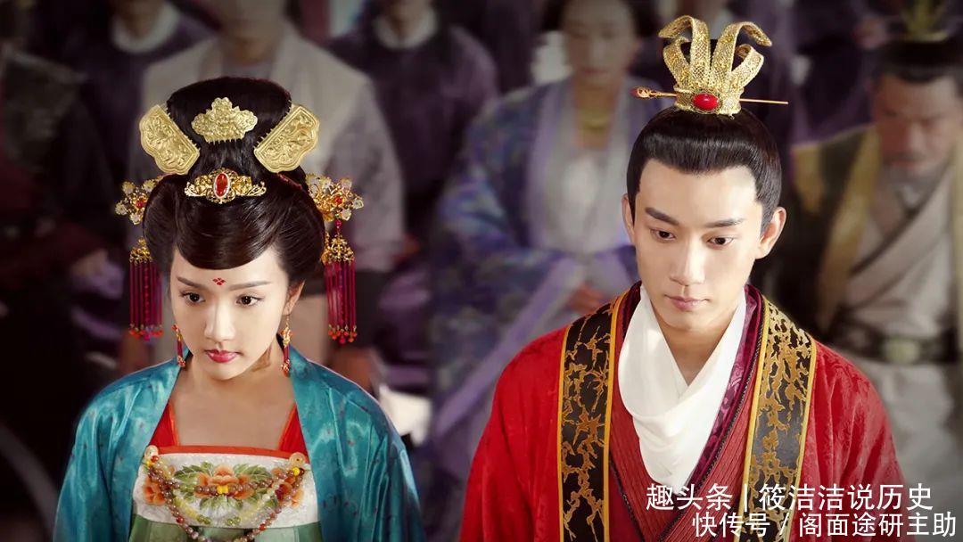 男主角 冷月的祖父是前节度使,家世好,她的衣着就相对性高端有层次感