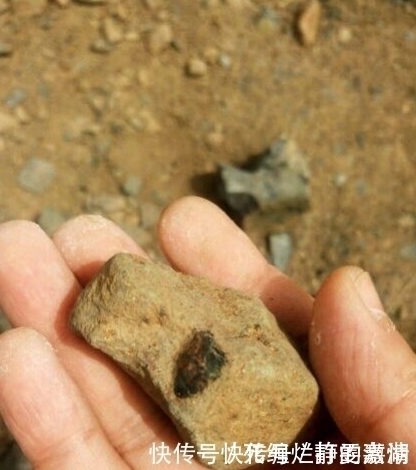 原矿|下回出去玩,看到这样的石头一定要留意了,很可能是蓝宝石原矿