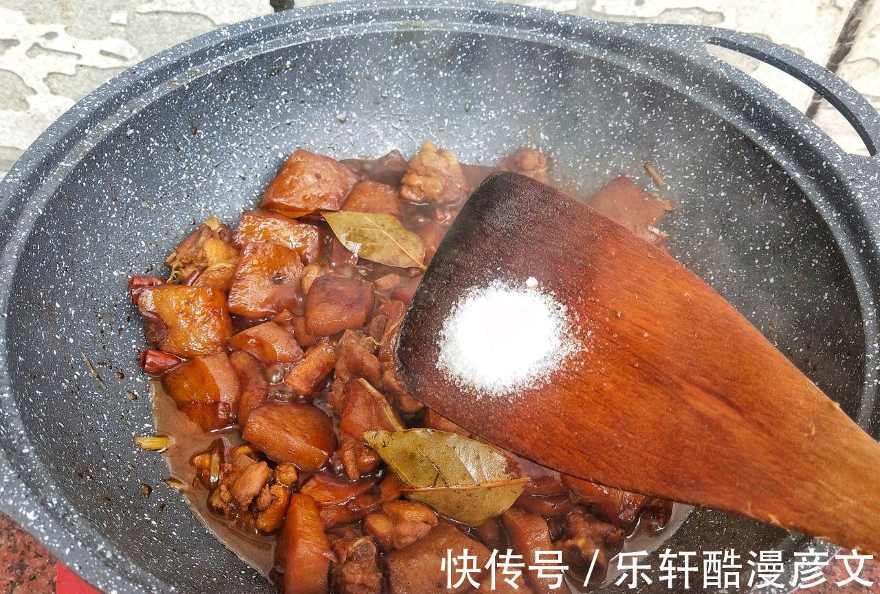 一罐啤酒一只鸭炖一锅菜,肉嫩菜香好吃又下饭,花钱不多却吃得香