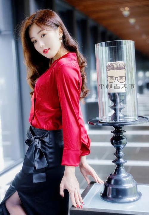 美女穿搭:小姐姐爱穿红色休闲衬衫配紧身黑色开叉裙,性感妩媚,熟女风超吸引人!