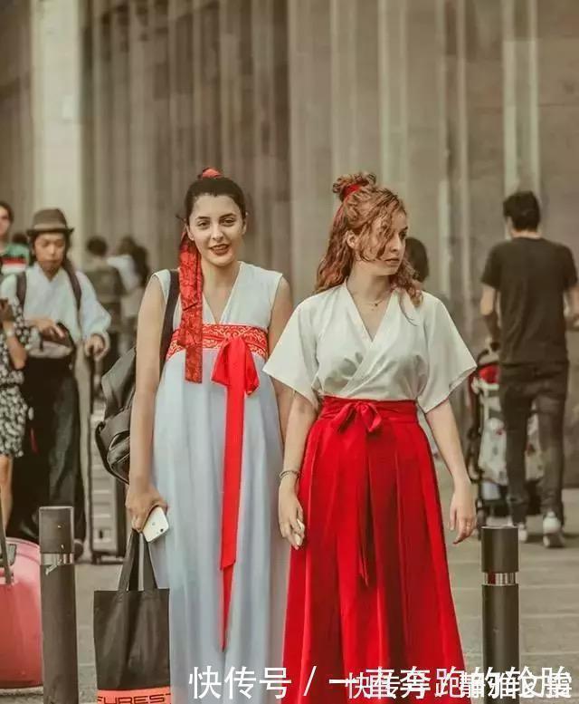 胡人!外国也有“汉服热”,当外国人穿上中国汉服,像是胡人,很惊艳