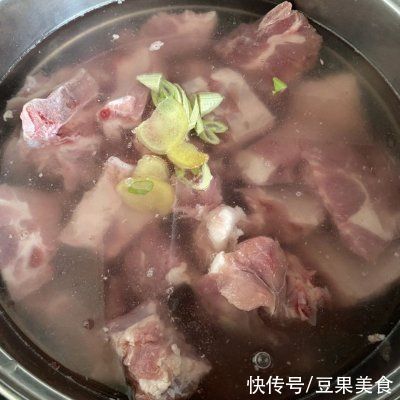 回味无穷的酱炖骨头来拯救你的胃