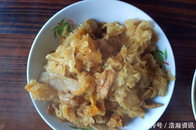 小伙带女友回农村老家,婆婆做了个菜,女友自己吃一盘!