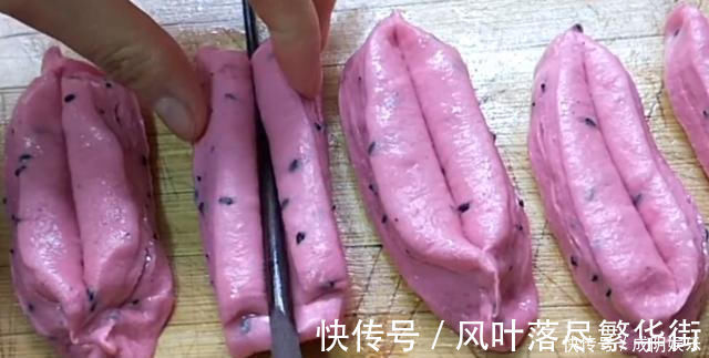 火龙果泥|吃剩的火龙果皮别扔掉,加1碗面粉,不蒸不烙,5分钟做1大锅,香