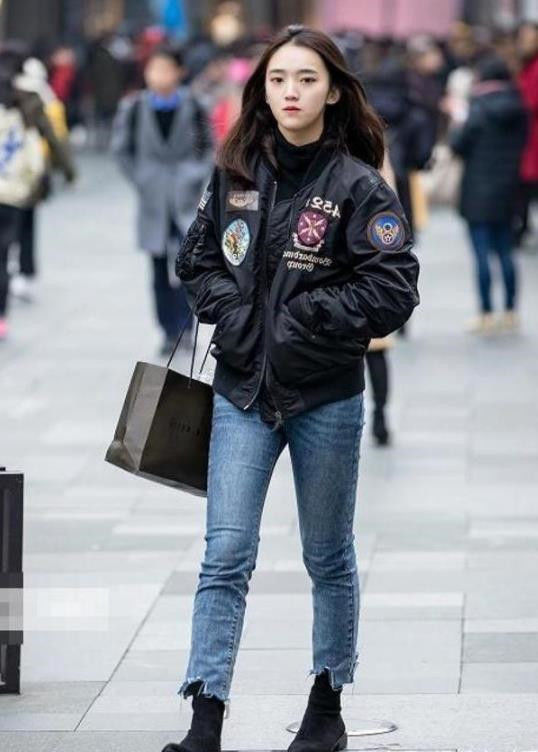 显得|街拍:丝绒质搭配宽松长裤,显得小姐姐干练又时尚