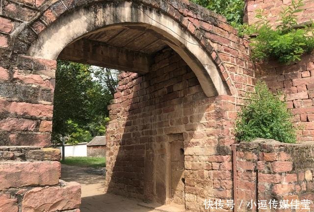 物是人非|洼地里的红石寨,158年以来从未被外敌攻破,如今却物是人非