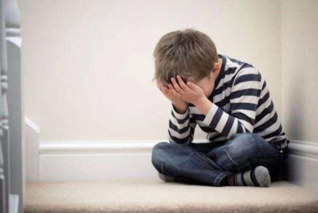 父母|孩子发脾气时,大吼“别闹了”不管用,家长不妨试试这几种方法