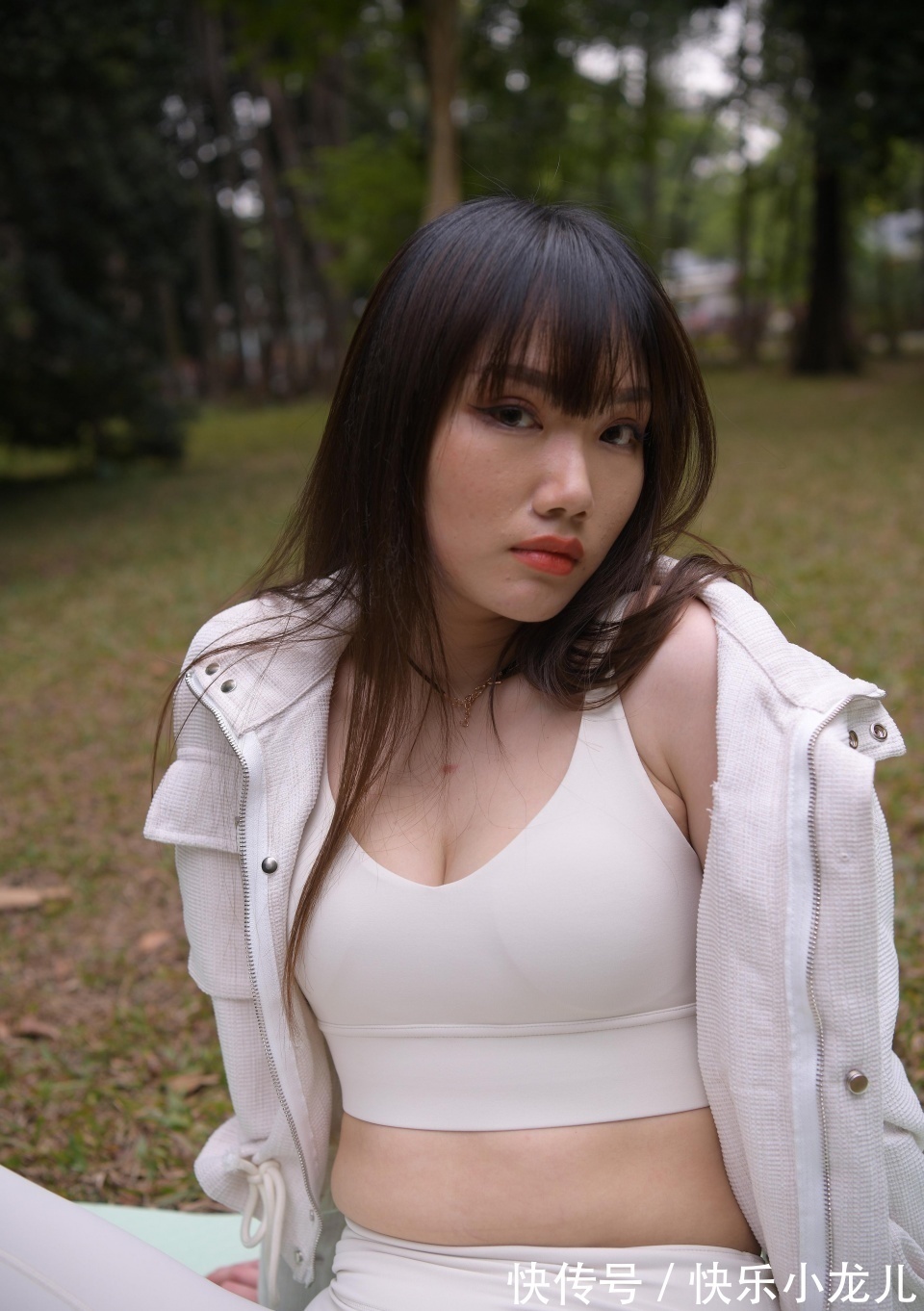 穿搭|小姐姐一身白色的运动穿搭,加上一件白色的外套,显得更加时尚