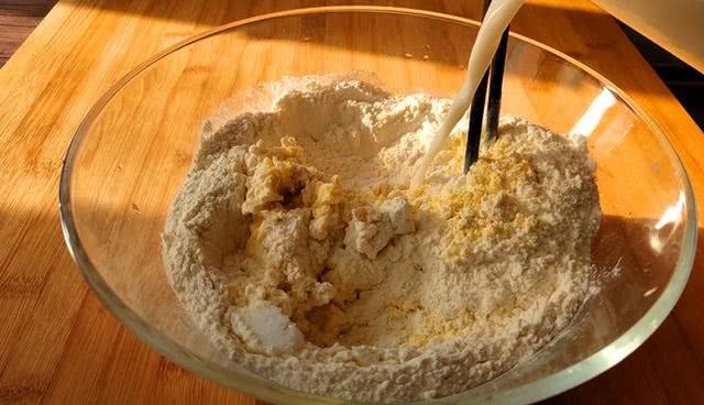 玉米面怎么做好吃玉米面饼好吃又营养，不信试试看