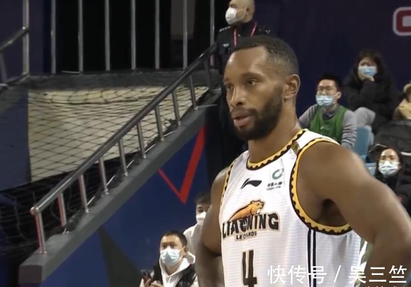 萨林杰|单节赢11分!辽篮三巨头17+5+6齐爆发,韩德君连续2+1打压萨林杰