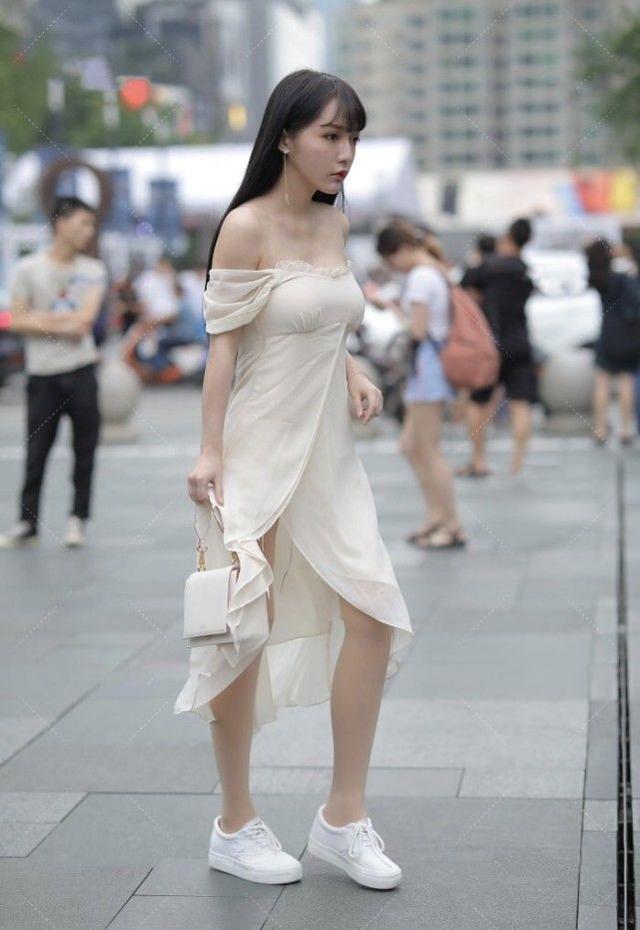 繁琐感 清凉吊带露肩连衣裙,搭配小白鞋,清纯怡人