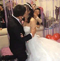 |搞笑GIF:小姐姐这样对妹妹真的好吗!