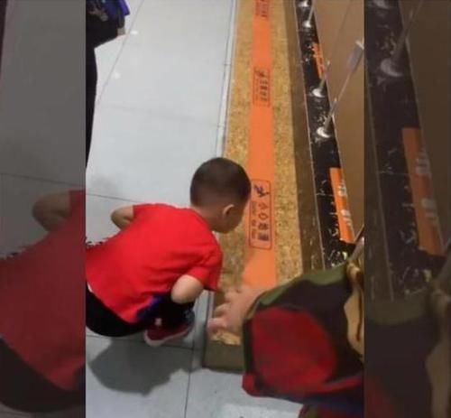 孩子|宝妈带儿子进女厕,男孩趴地上“偷看”,妈妈:孩子看一下怎么了