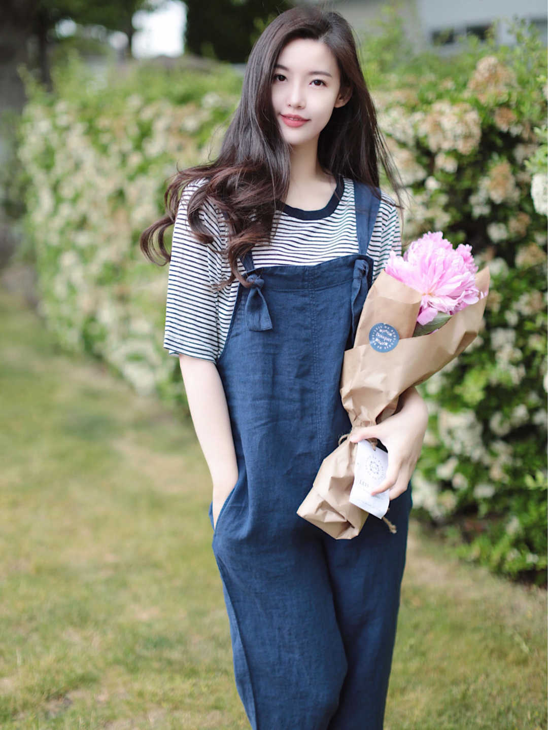 纯色|夏季这样搭,凉快的同时还更舒适又时髦,条纹衫搭五分裤,超洋气