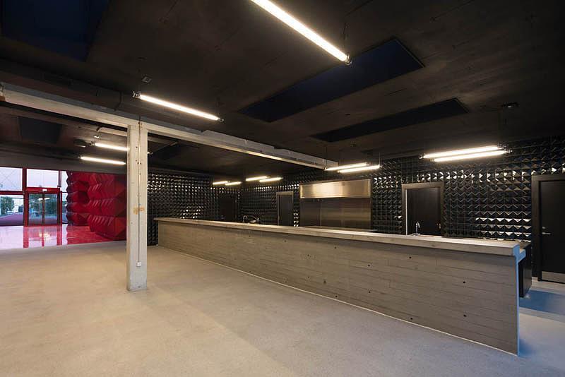 挑战|摇滚博物馆挑战地心引力、布满金色饰钉的建筑设计