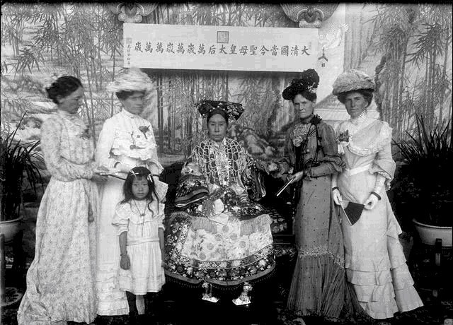 慈禧太后|慈禧西逃，八国联军在慈禧床上刻下一句话，李鸿章却不敢翻译