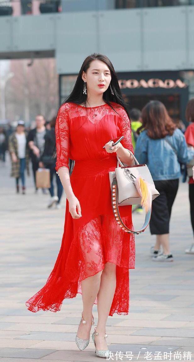鹤立鸡群|美丽的红裙子喜庆又高贵,银色高跟鞋一穿,太迷人了!