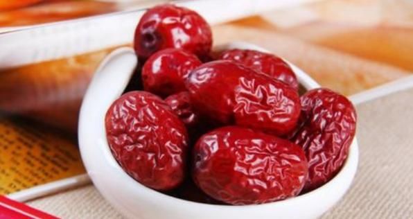红枣配一宝，堪比阿胶好，补血嫩肤清热解毒效果好，女人最该吃！