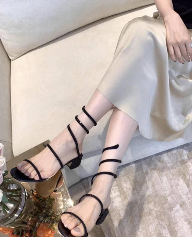 整双鞋子|露腿的炎炎夏日,选择一双蛇形缠绕凉鞋,轻松就能魅惑众生