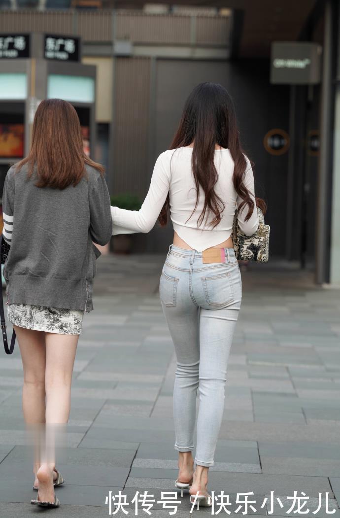 上衣|姑娘把上衣剪成“三角”形状,这么穿亮点多,满满的青春风范