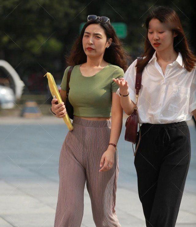 绿色版|美女绿色版夹克搭喇叭裤,暴露腰带线突出了大长腿彰显时尚气质