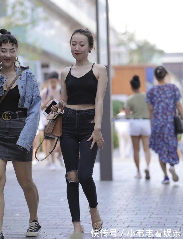 上衣 蓝绿色上衣，搭配牛仔裤，诠释可盐可甜的双面休闲穿搭