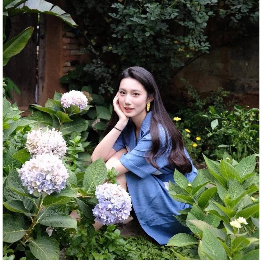 《我們戀愛(ài)吧》四位女嘉賓同框，陳霜慧成熟性感，何丹妮令人驚艷