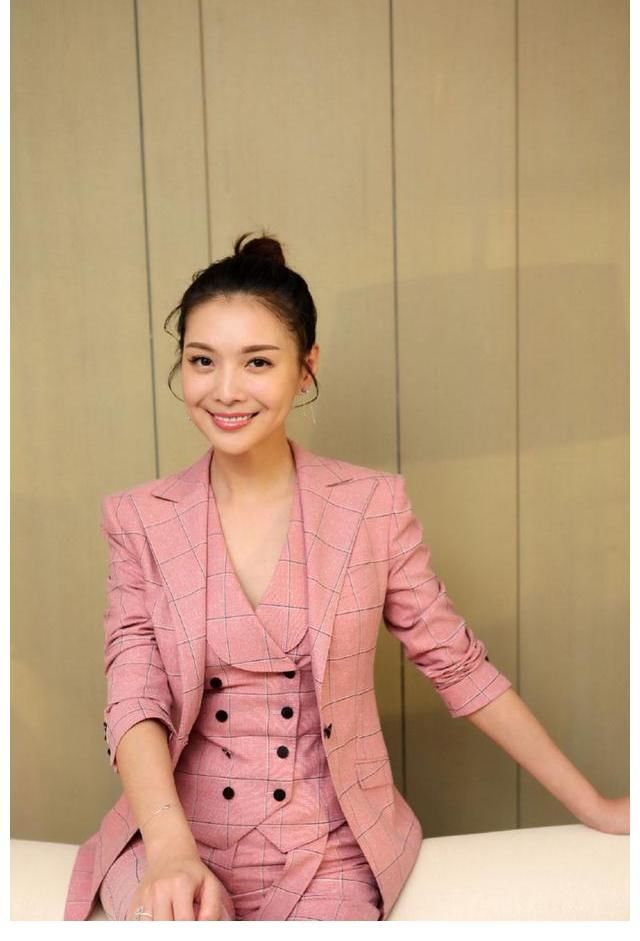 北京衛視主持人：栗坤