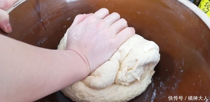 炸油条时,有人加鸡蛋,有人加泡打粉,其实都不对,教你正确做法