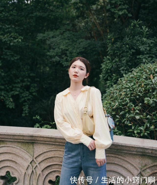 穿搭 经典大气的初秋穿搭示范,衬衫搭配牛仔裤干练简约,洒脱时髦!