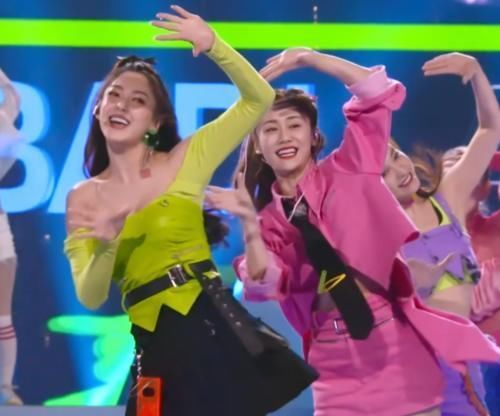 《乘风破浪的姐姐》第一次公演姐姐扎堆哭,黄圣依抹泪,万茜厉害了