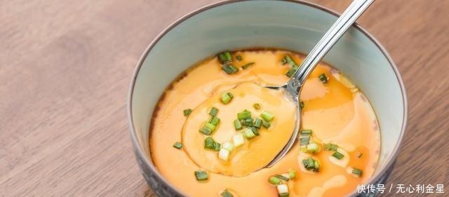 蒸鸡蛋羹|蒸鸡蛋羹时，不要直接加水，牢记2个技巧，鸡蛋细嫩又均匀！