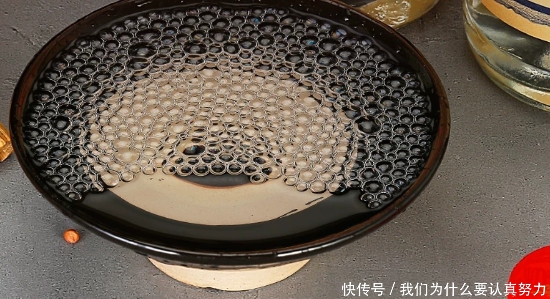 这2款白酒因便宜,摆在货架最底层,却都是纯粮酒,内行才买