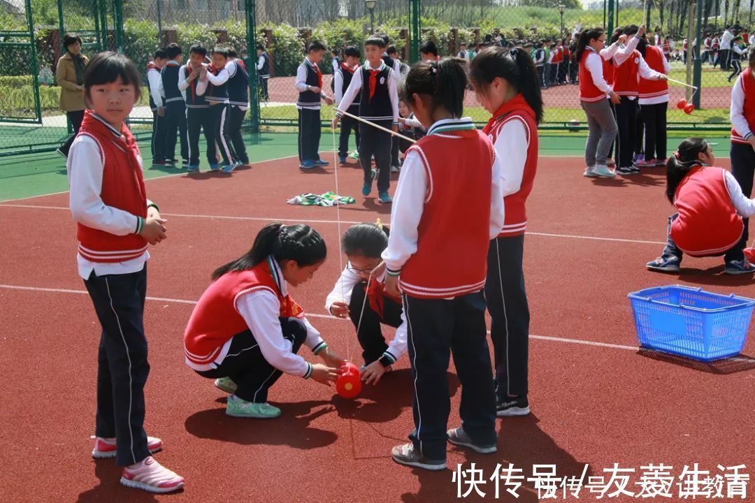 孩子|因为“下课去玩”被点名批评,爸爸怒了:孩子“野一点”又何妨!