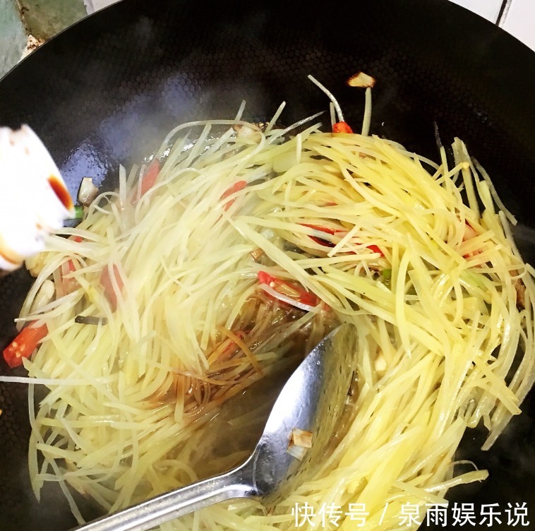 酸辣土豆丝|炒土豆丝,有人先放醋,有人后放醋放对了时间,更脆爽更入味
