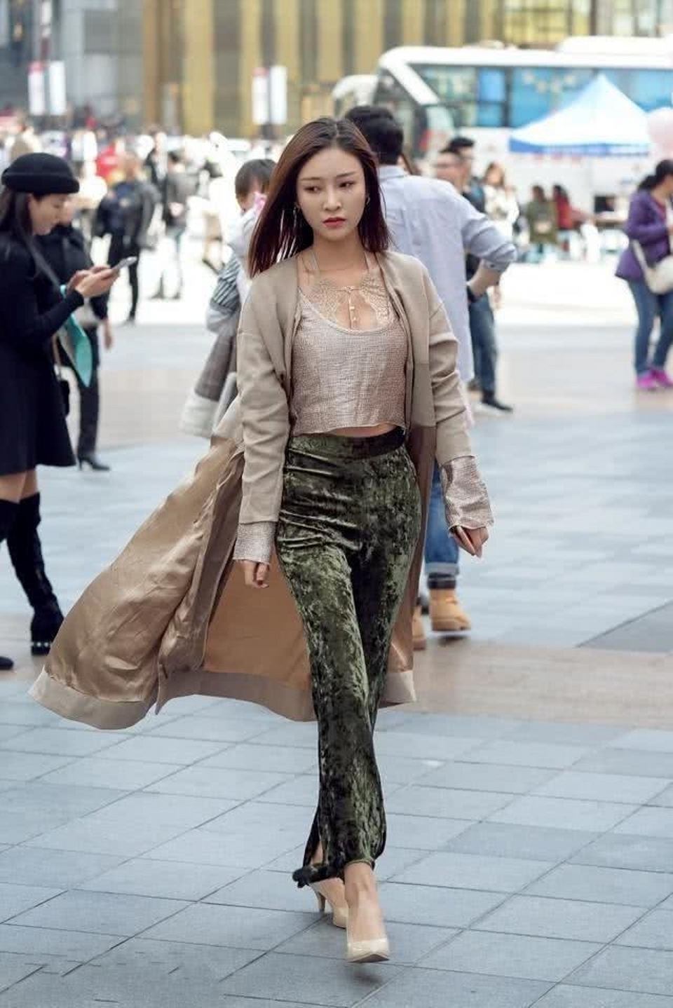 路人街拍，看起来有些萌萌哒的妹子，尽显不一样的时髦感