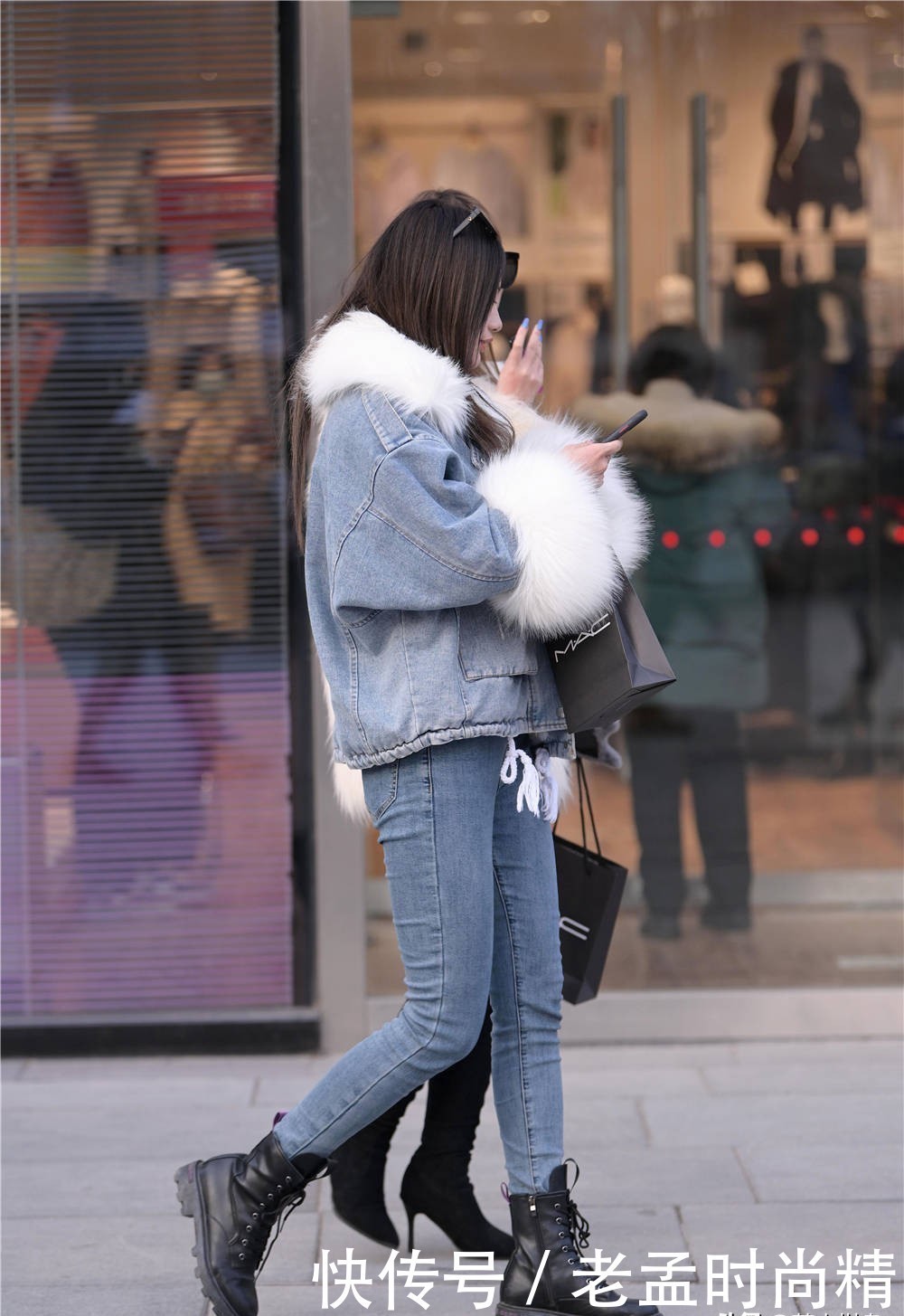 街拍: “牛仔短靴风”, 牛仔裤配各种短靴, 加上衣风格造型各一