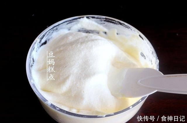 不用油不用牛奶，教你做蜂蜜蛋糕，蒸或烤都可以，只需4种食材