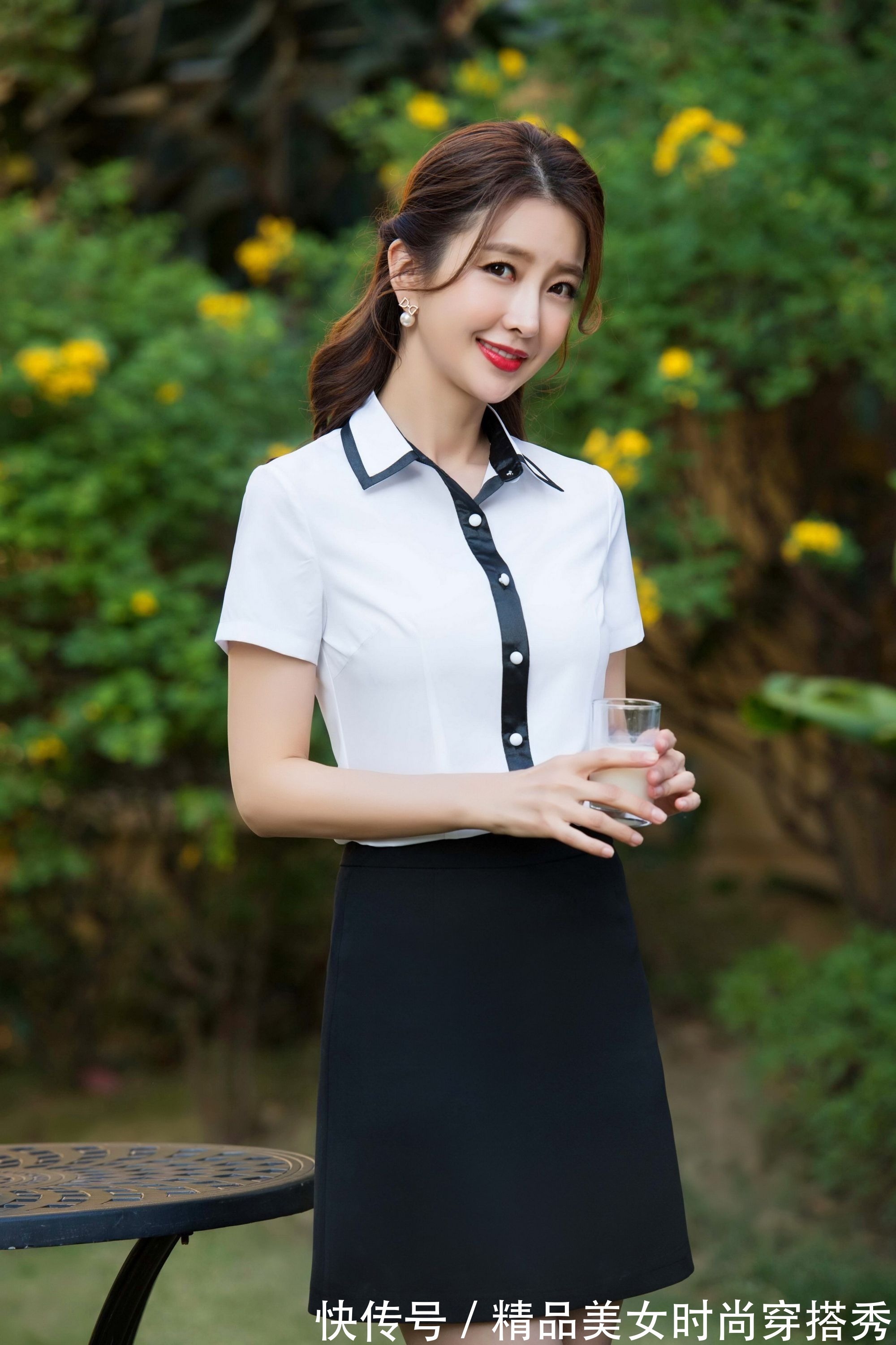 衬衫 白色衬衫搭配黑色短裙,干练柔美,尽显优雅气质