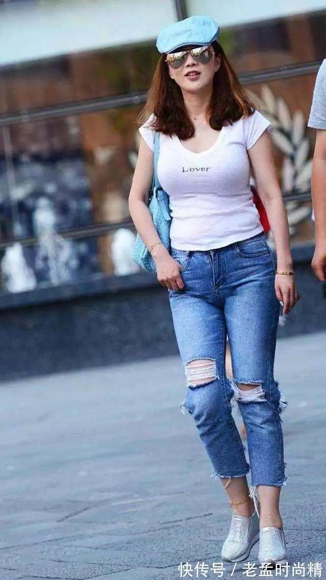 鸭舌帽|气质小姐姐破洞牛仔裤搭配紧身T恤,蓝色鸭舌帽洋气范儿十足