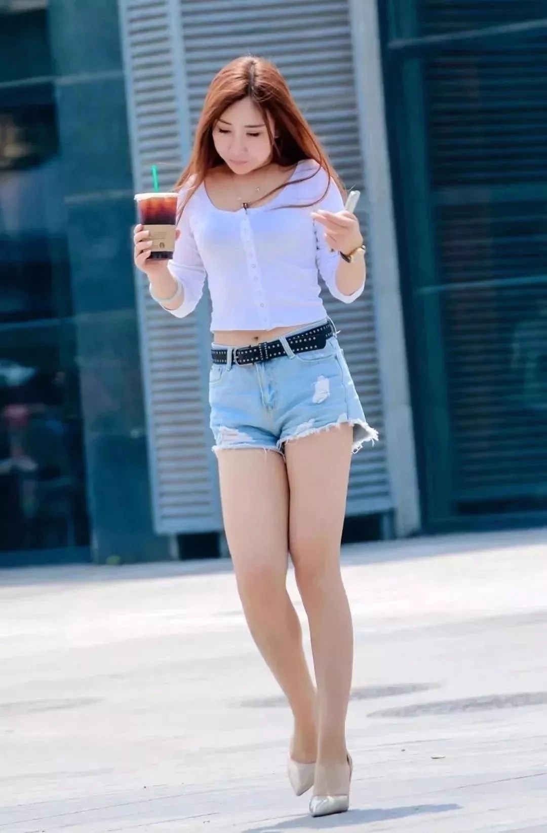 高跟鞋|时尚街拍:高跟鞋简约浪漫,带给女性一种十分优雅的气息